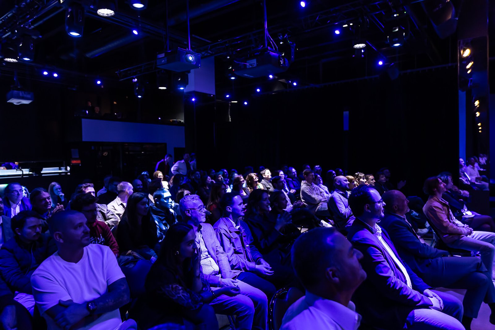 À Lyon et Annecy, ALCBFOTO capture votre quotidien corporate, vos événements professionnels, afterworks, salons et séminaires avec naturel et élégance