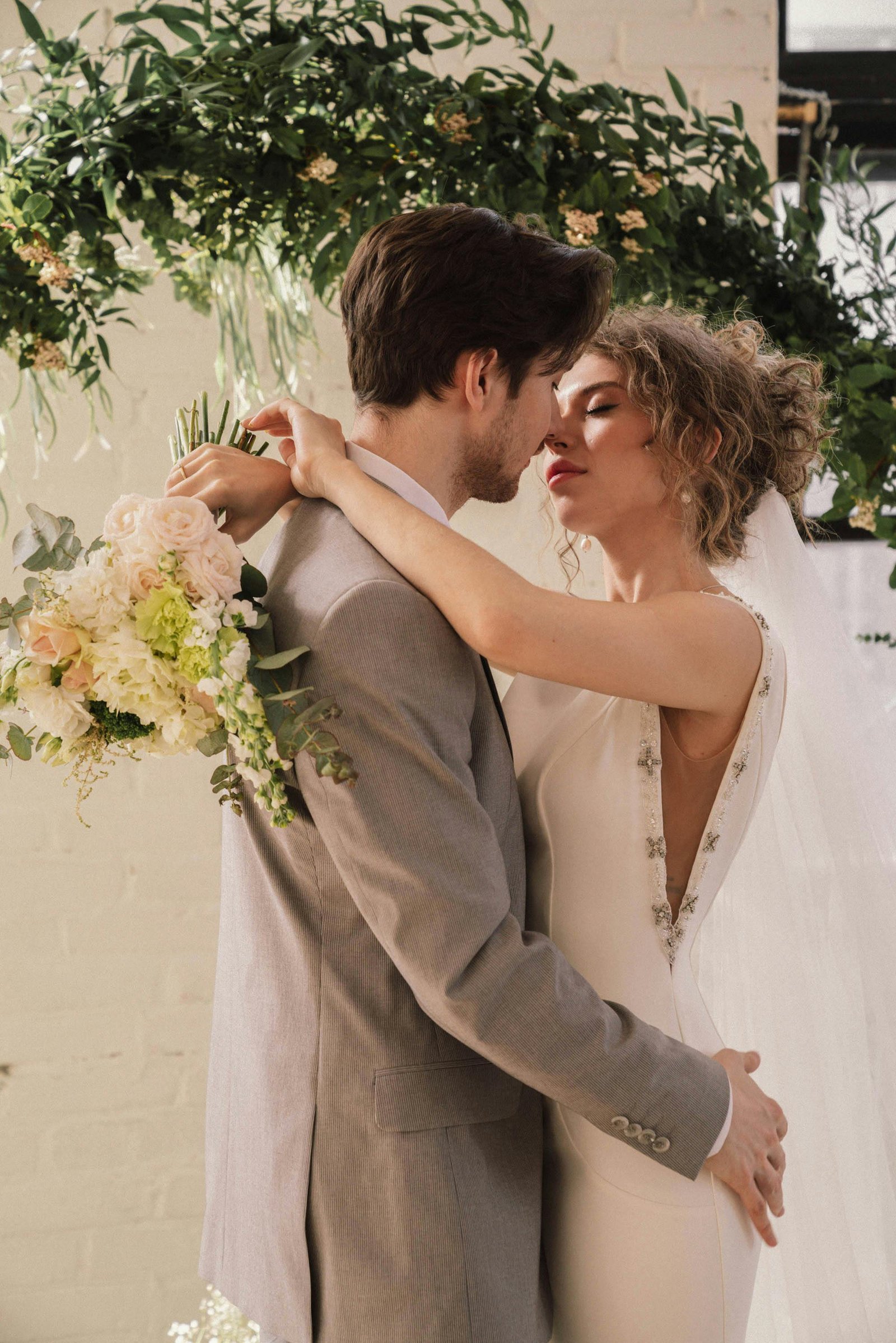Photographe de mariage à Lyon, je capture chaque moment avec naturel et émotion, des préparatifs jusqu’à la soirée, pour raconter votre journée avec authenticité.