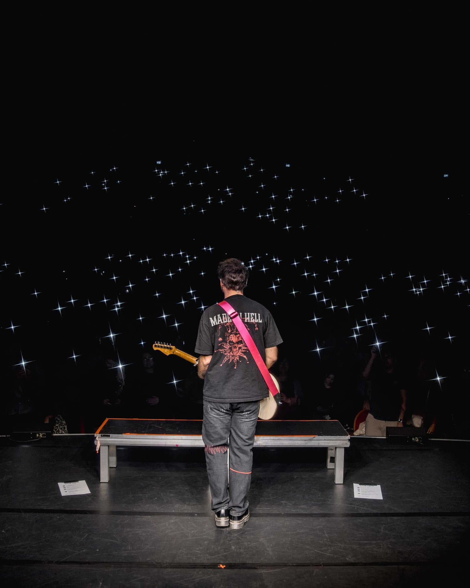 Romain huguetto face à la foule avec flash