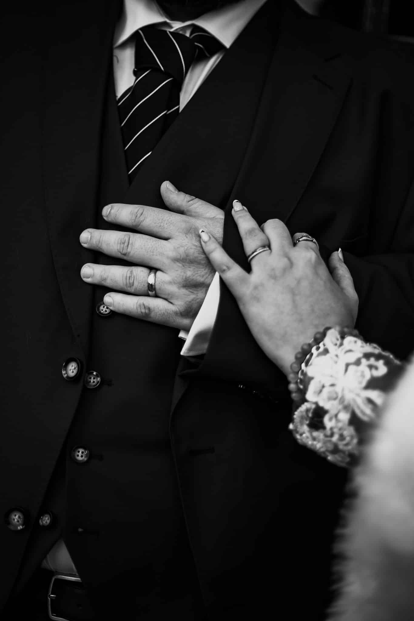 couple en extérieur lors de leur mariage roanne par alcbfoto