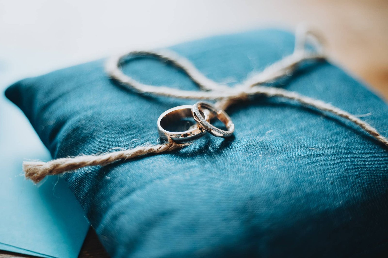 photographe mariage roanne alliance sur coussin de mariage