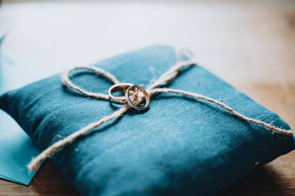 alliance mariage sur coussin bleu 