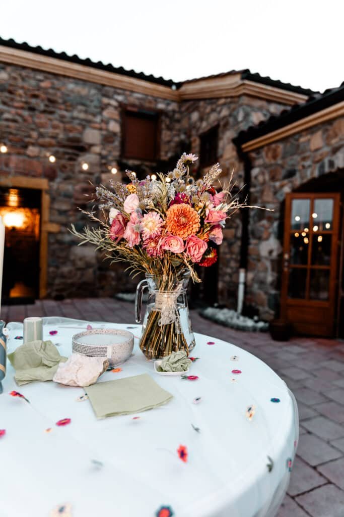 annecy bouquet sur fond du domaine en pierre 
