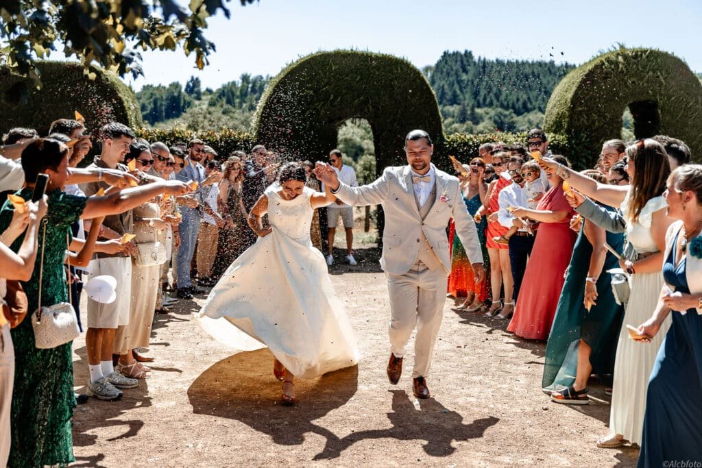 entrée des mariés apres cérémonie 
